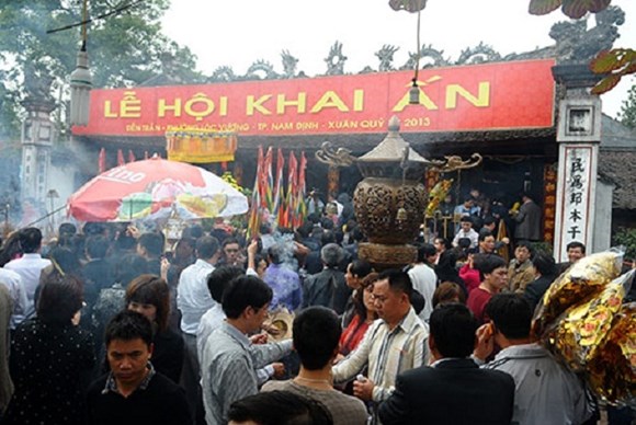 Hướng dẫn khách du lịch tham quan Khu di tích lịch sử, văn hoá Đền Trần - Chùa Tháp (TP Nam Định).